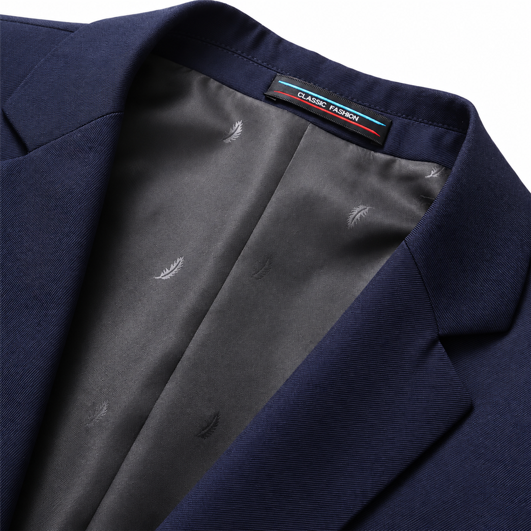 Detalhe da lapela e do forro do blazer azul marinho
